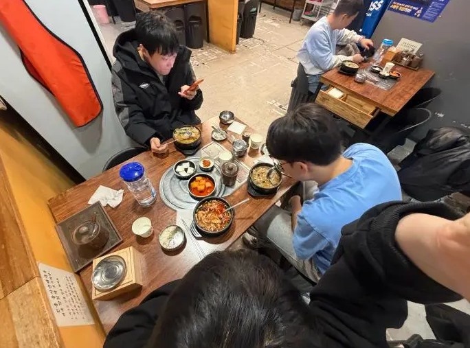 AL分享队员日常：香克斯结账请我们吃了米肠汤