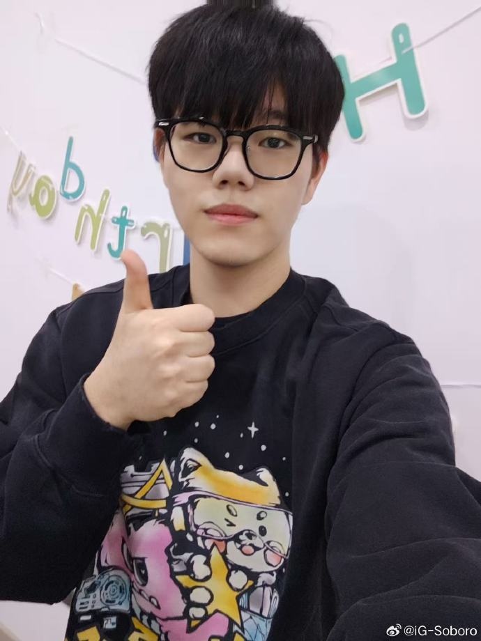 IG上单Soboro更新动态:谢谢大家,happy birthday to me
